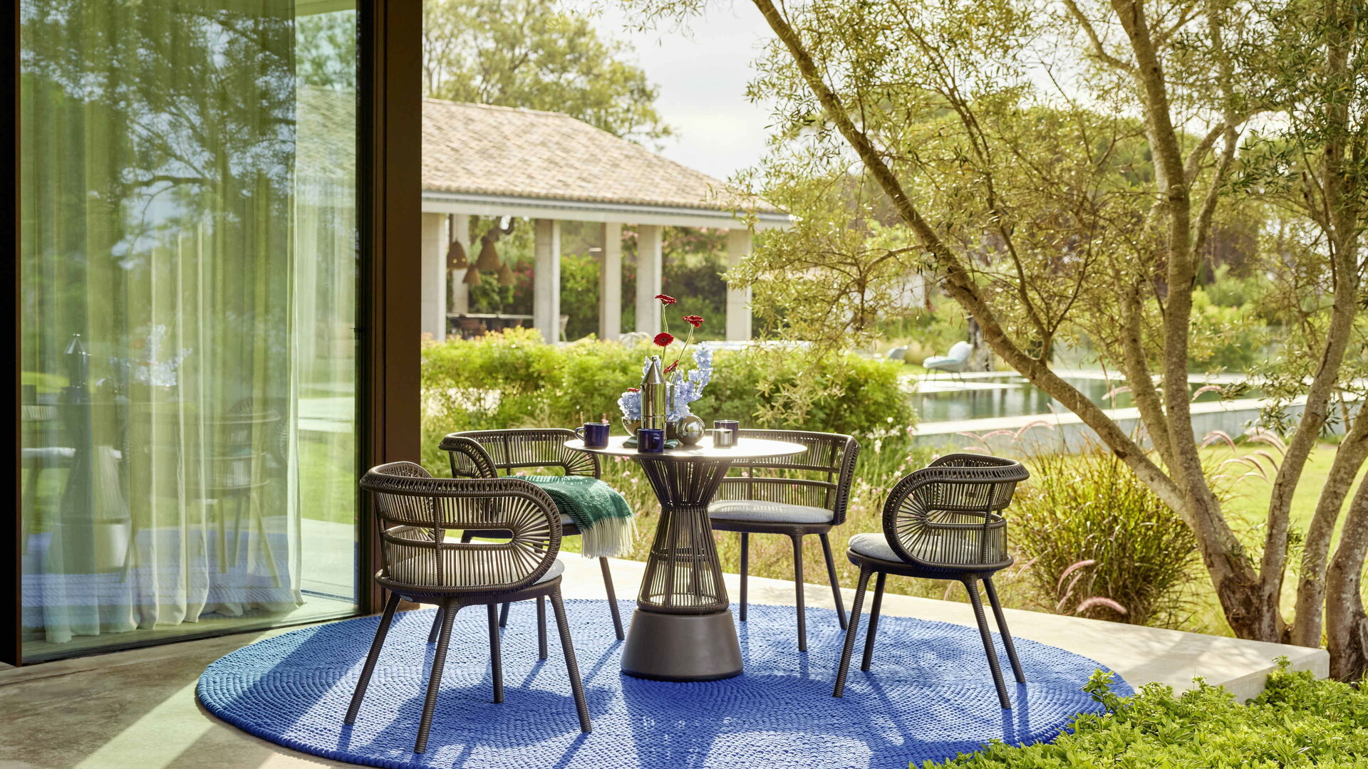 Cirql Nu outdoor furniture by Dedon