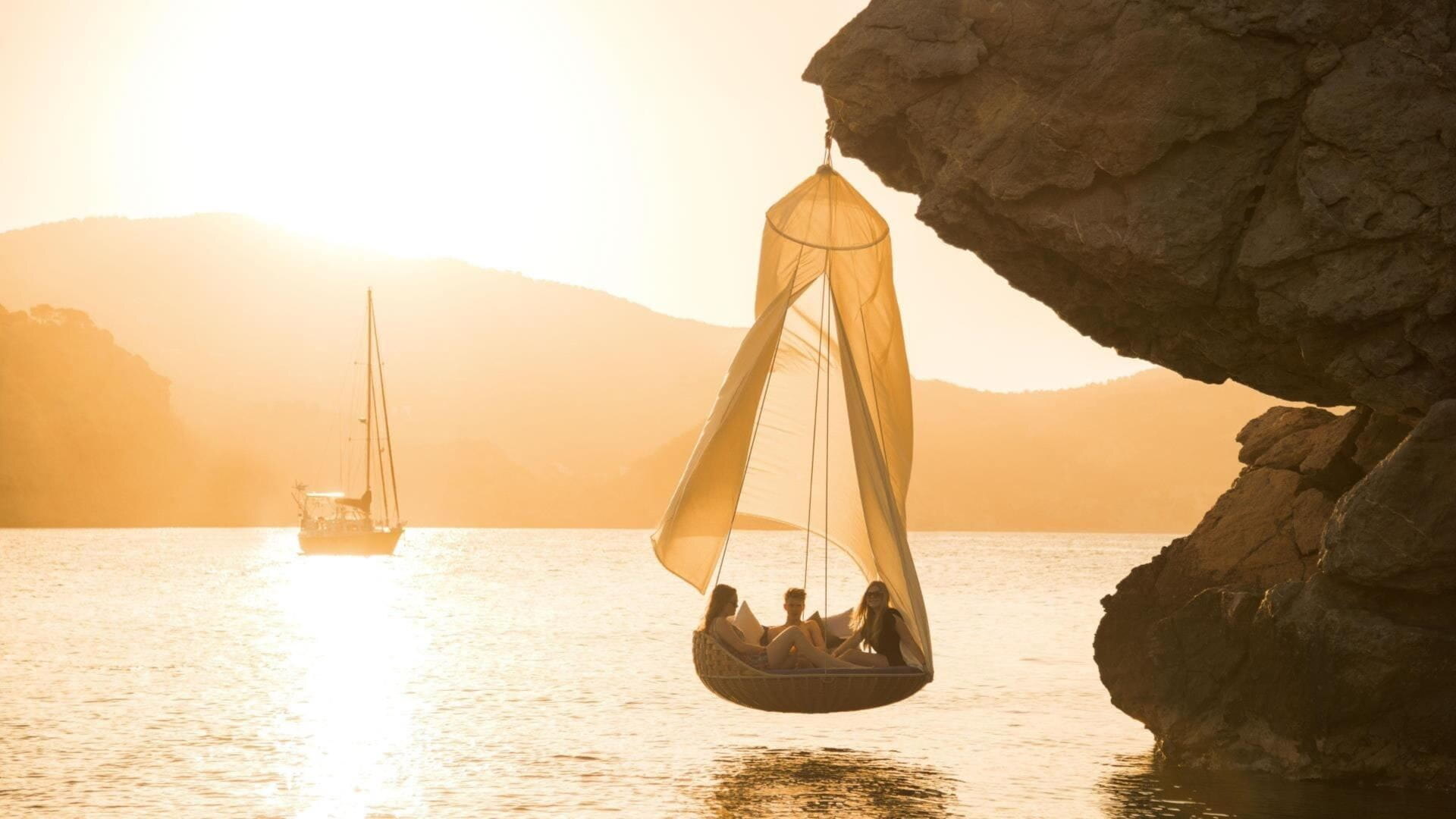 Swingrest outdoor furniture by Dedon