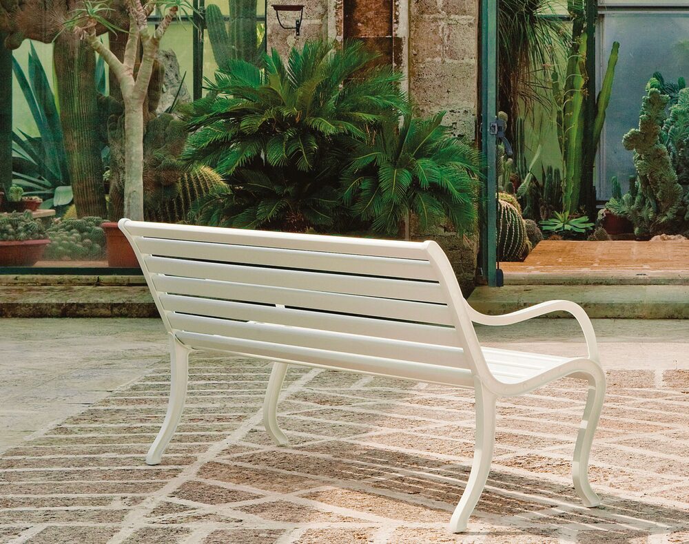 Oasi - Omnia Selection styled outdoors